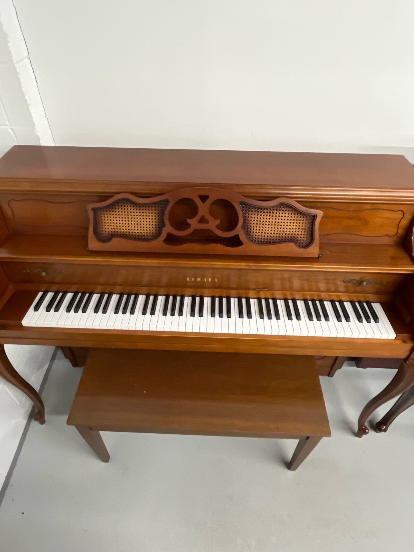 Yamaha M405 Console Upright Piano