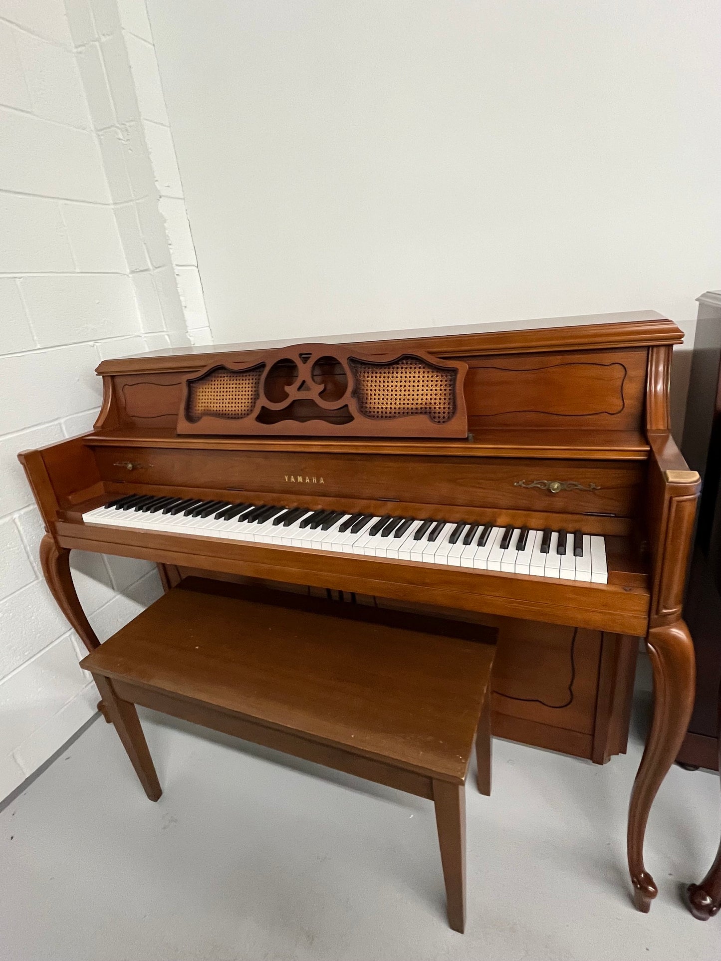 Yamaha M405 Console Upright Piano