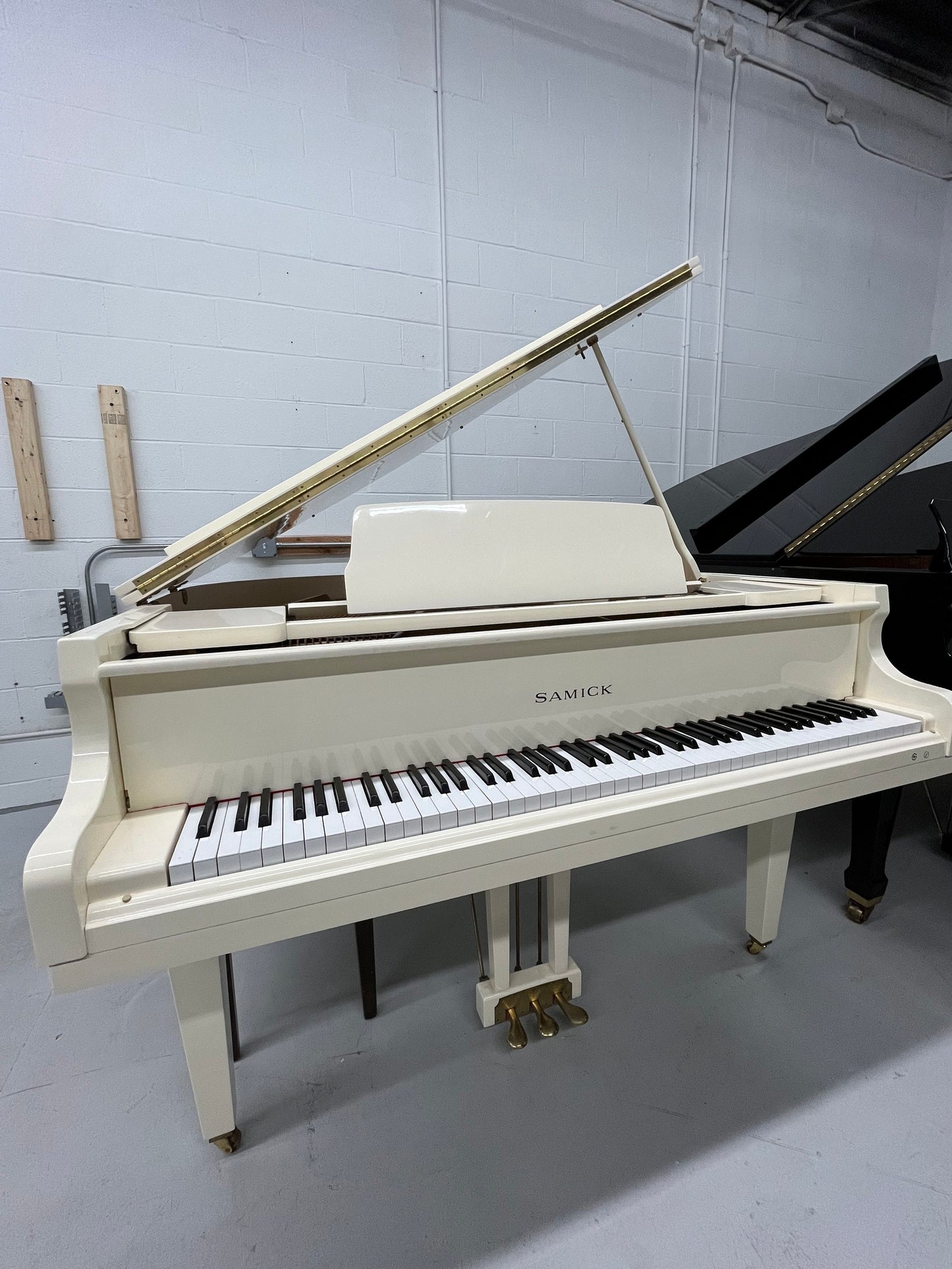 Samick SG140A Petite Grand Piano