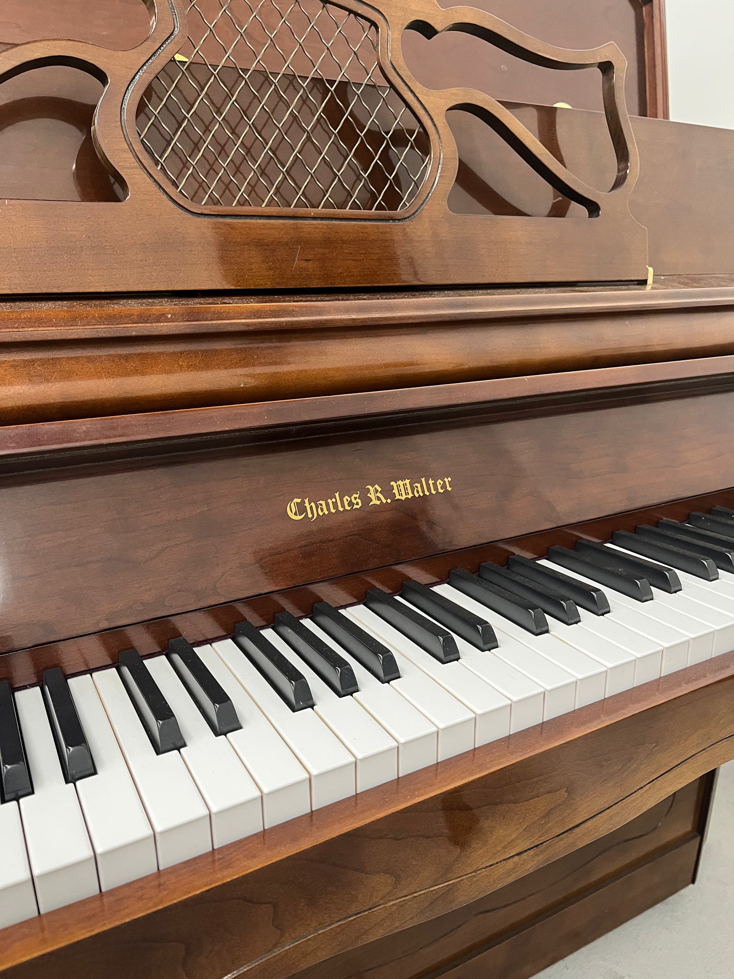 Charles R. Walters 623 Console Piano